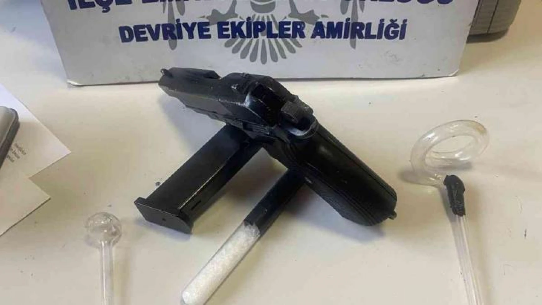 İzmir'de farklı suçlardan aranan şüpheli, çalıntı araç içerisinde yakalandı