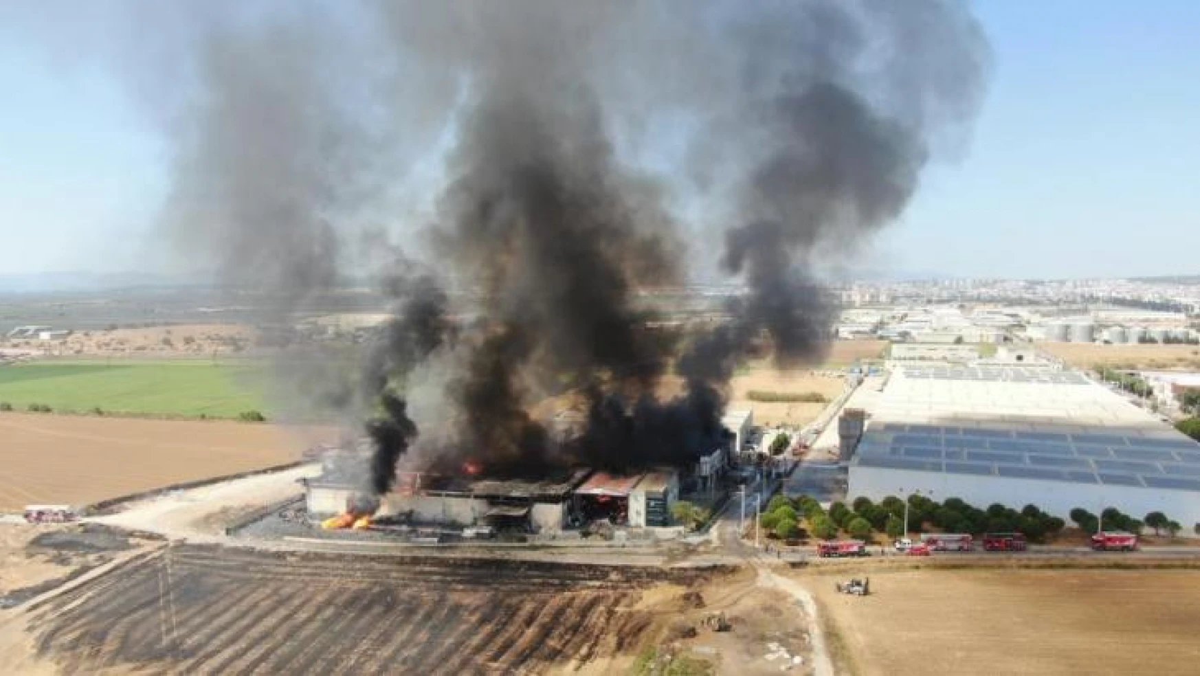 İzmir'de kozmetik fabrikasında büyük yangın