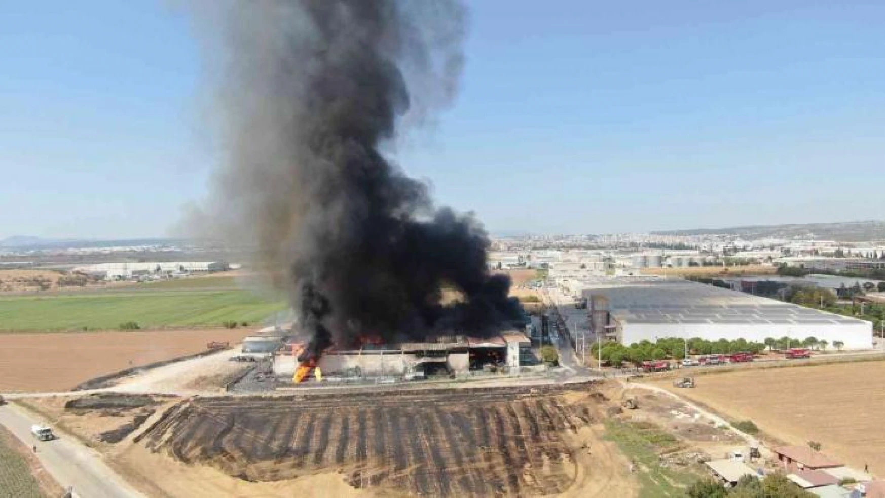İzmir'in Torbalı ilçesinde bulunan bir fabrikada yangın çıktı. Yangına çok sayıda itfaiye sevk edildi.