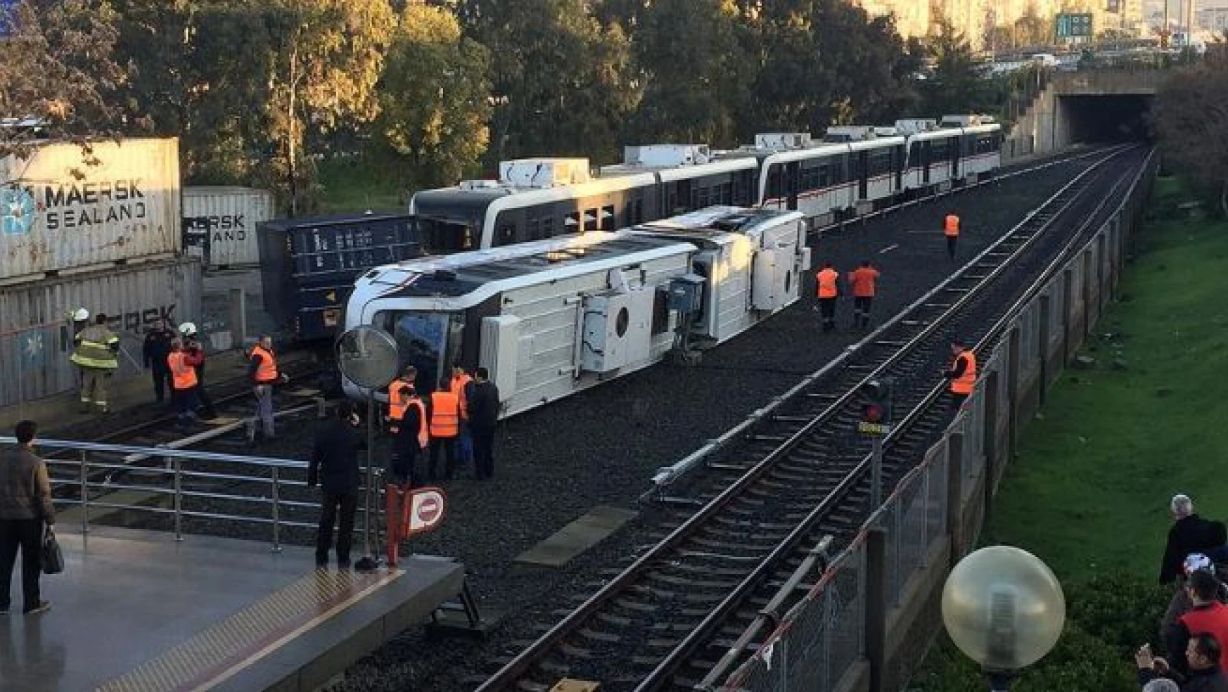 İzmir metrosunda vagon devrildi: 10 yaralı