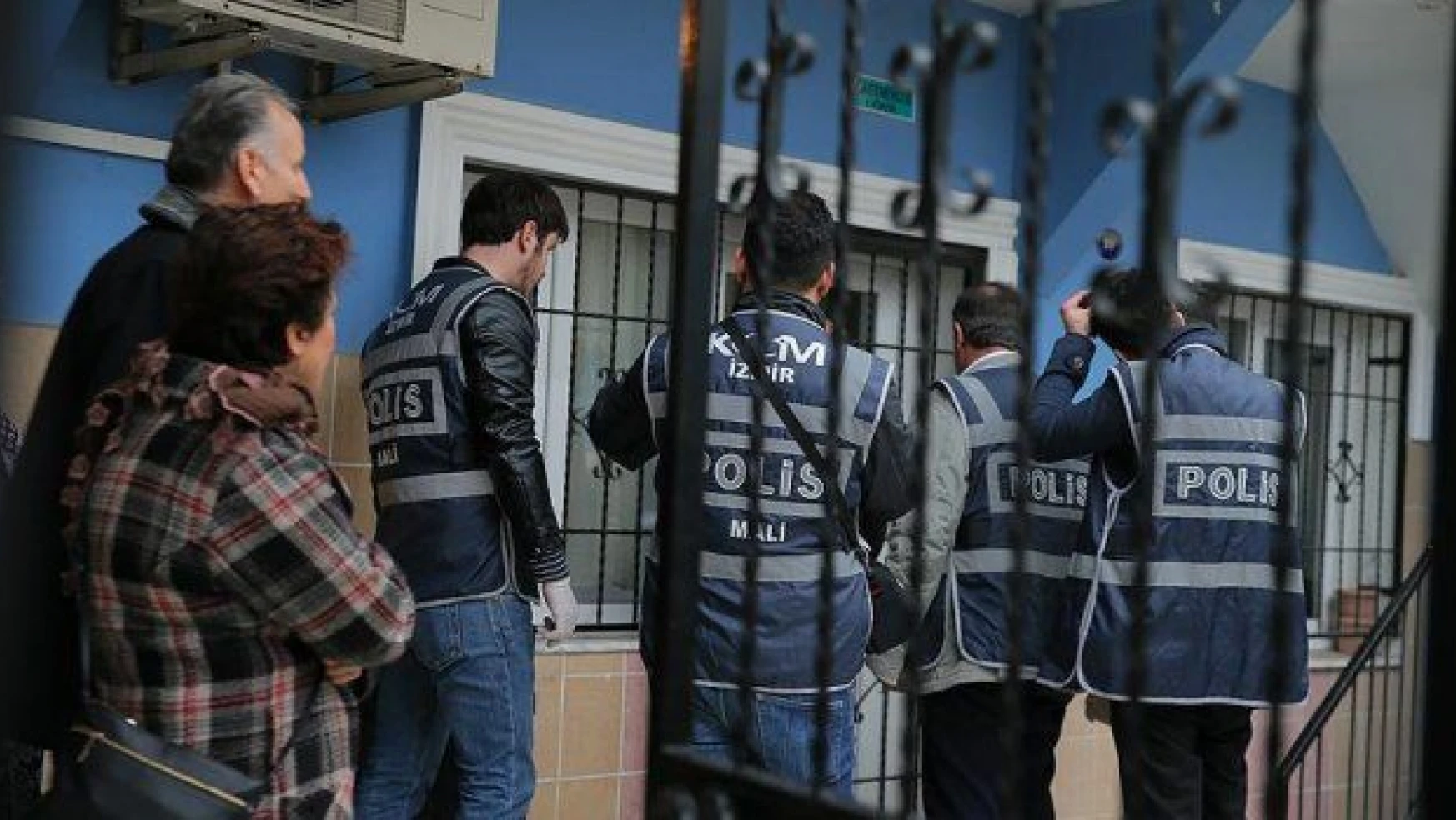 İzmir'de FETÖ operasyonu! 'Gözaltına alınırken bilgisayarını pencereden attı'