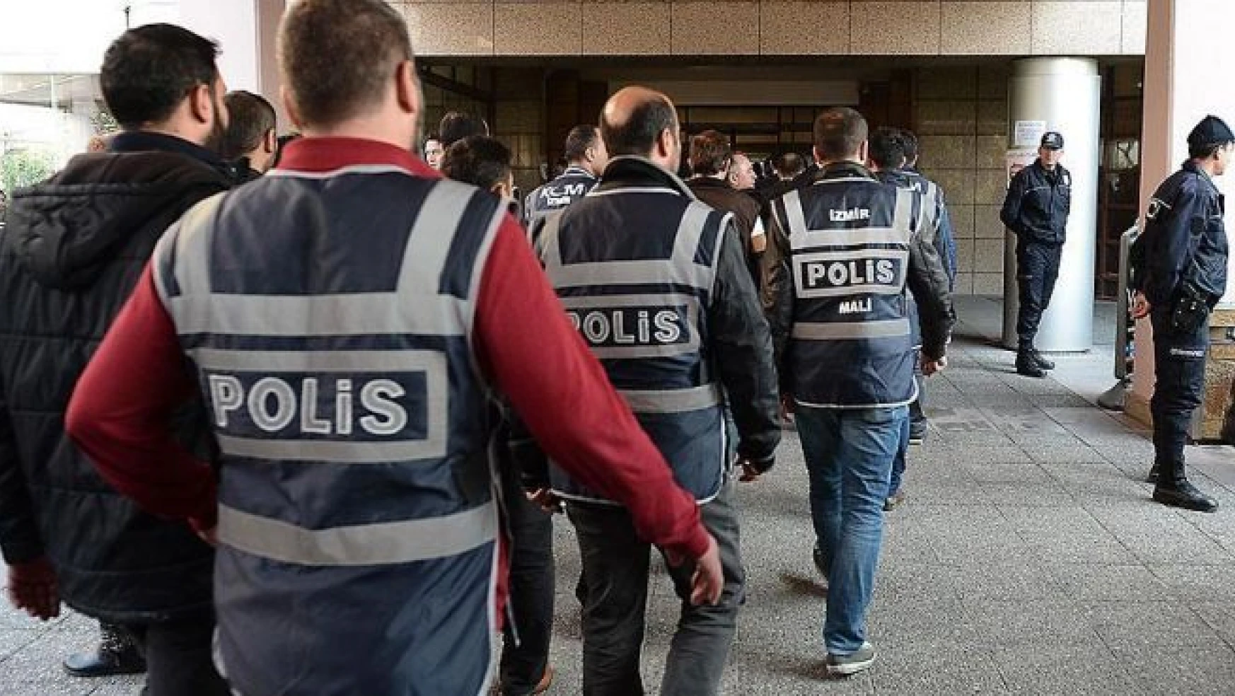 İzmir'de FETÖ/PDY operasyonu: 36 gözaltı