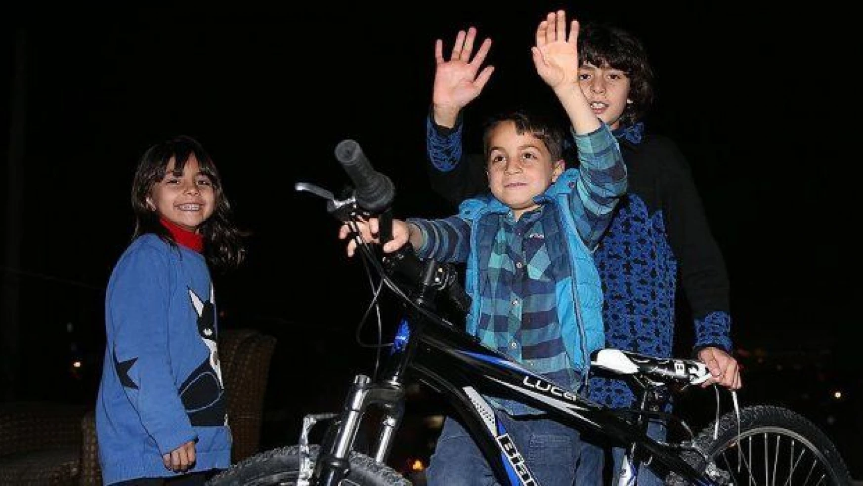 İzmir'de yere fırlatılan Suriyeli çocuğa Erdoğan'dan hediye