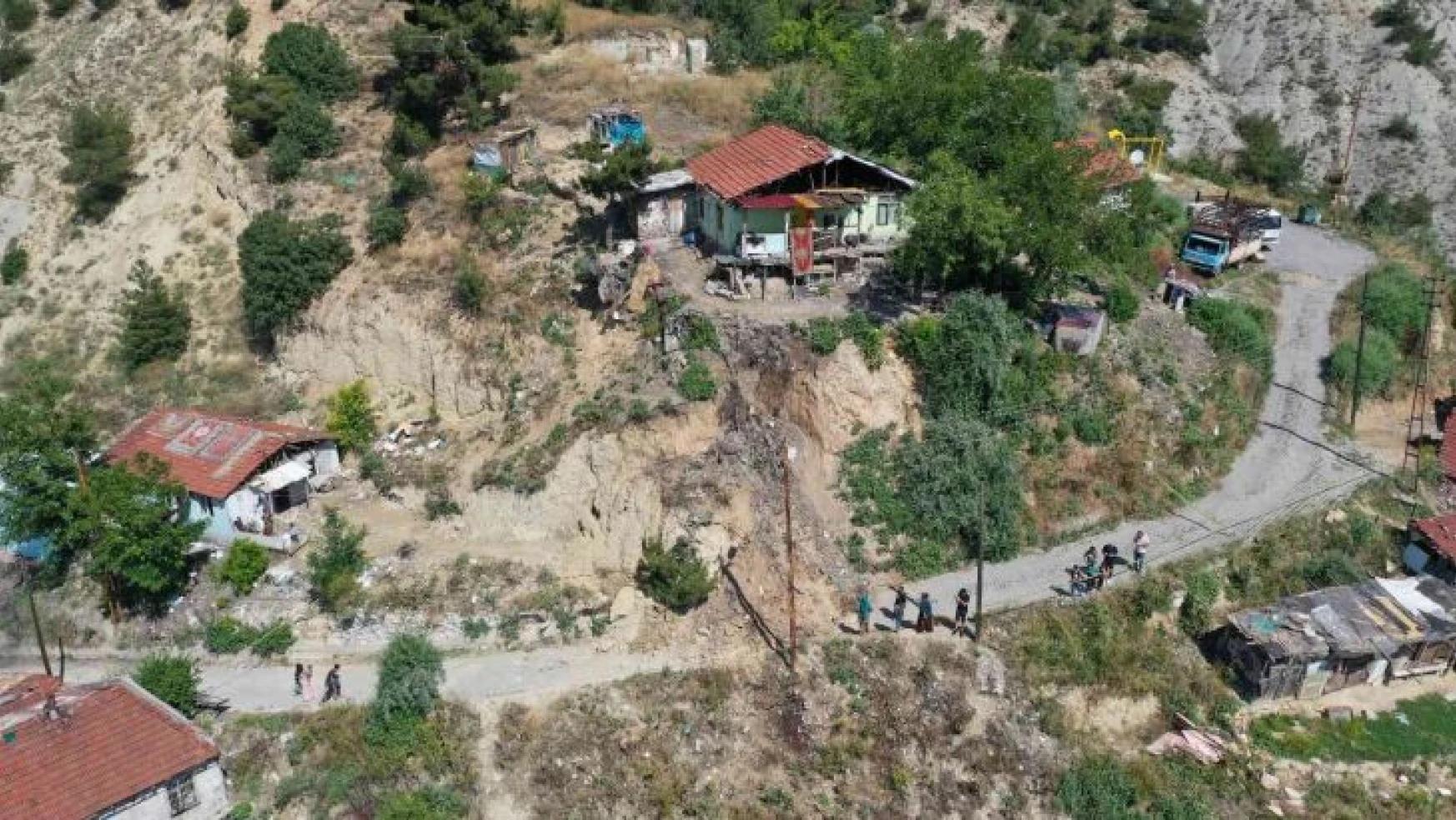 Karabük'te toprak kayması nedeniyle 5 ev tedbir amaçlı boşaltıldı