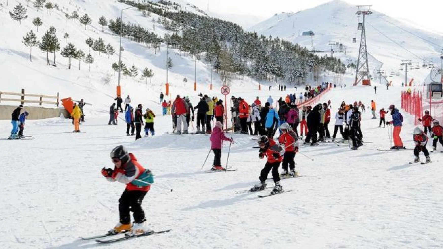 Kayakseverlerin vazgeçilmezi Palandöken'de hafta sonu yoğunluğu