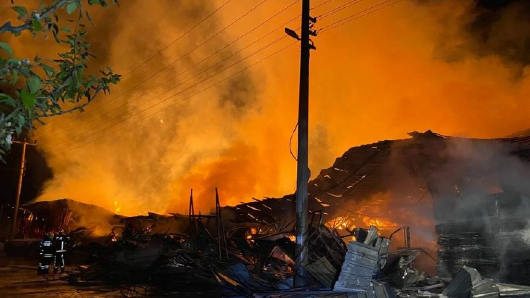 Kereste fabrikasındaki yangını söndürme çalışmaları sürüyor