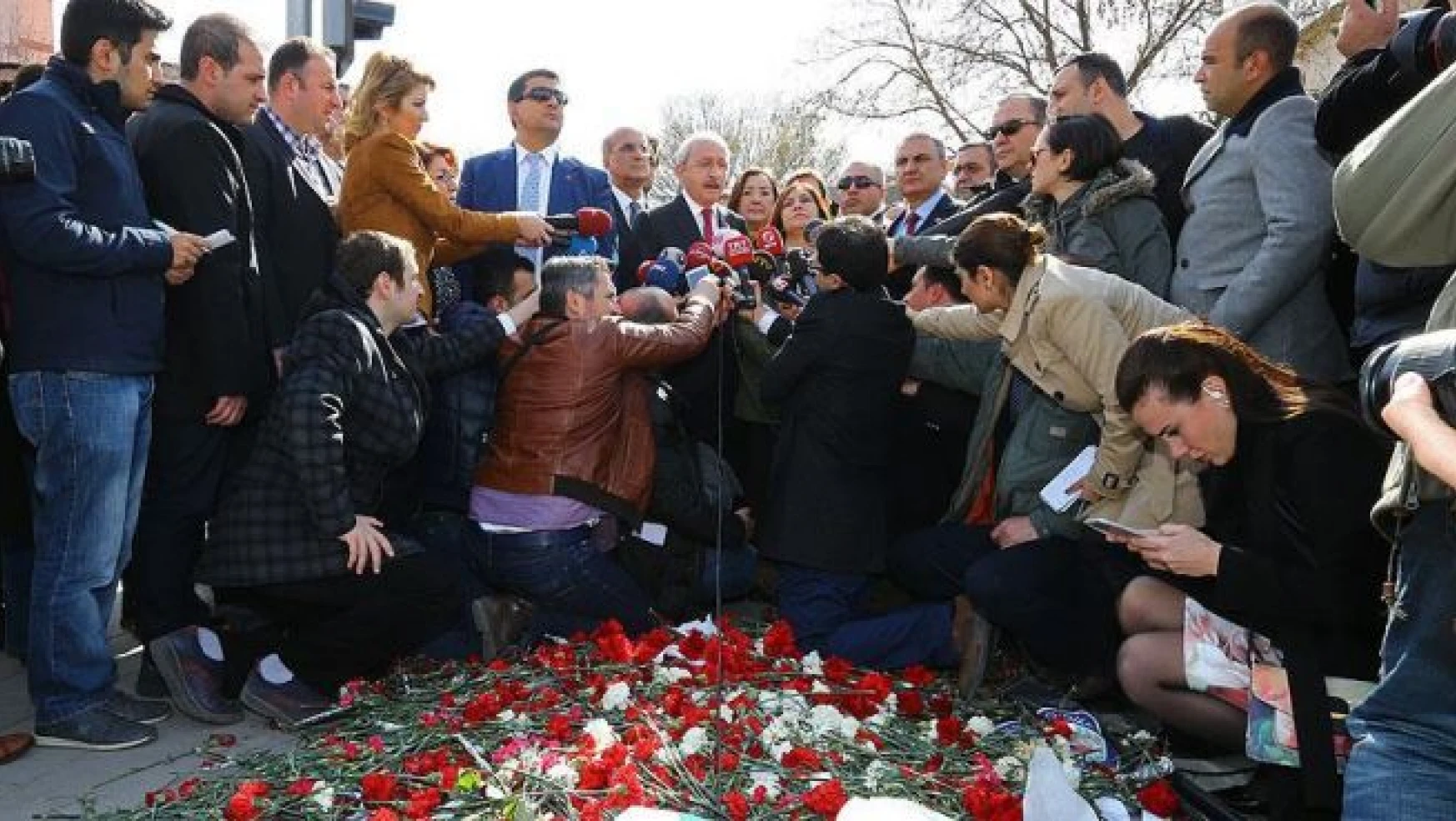 Kılıçdaroğlu terör kurbanları anısına karanfil bıraktı