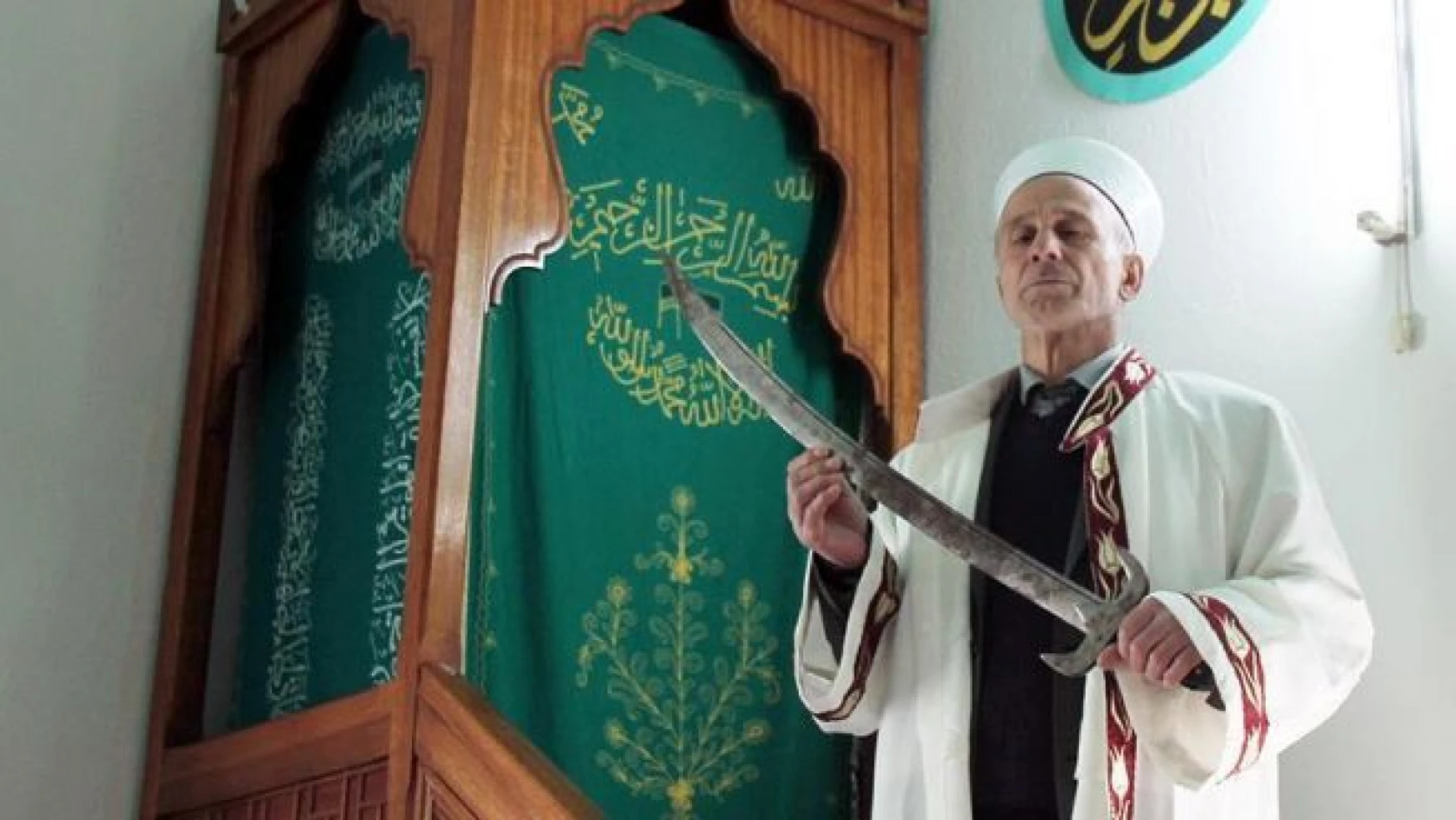 'Kılıçlı Cami'de imam hutbeyi kılıçla okuyor