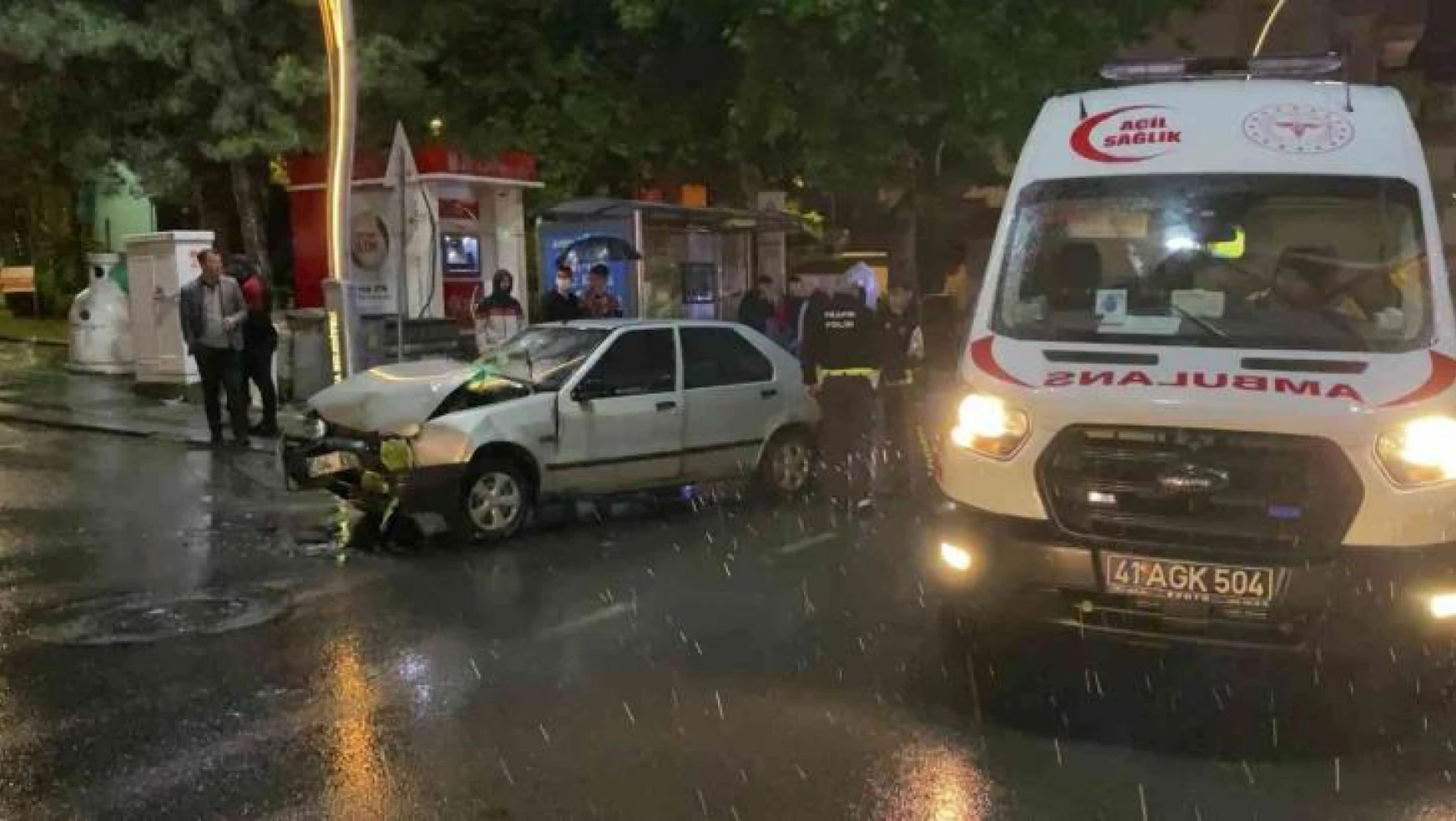 Kocaeli'de belediye otobüsü ile otomobil çarpıştı: 2 yaralı