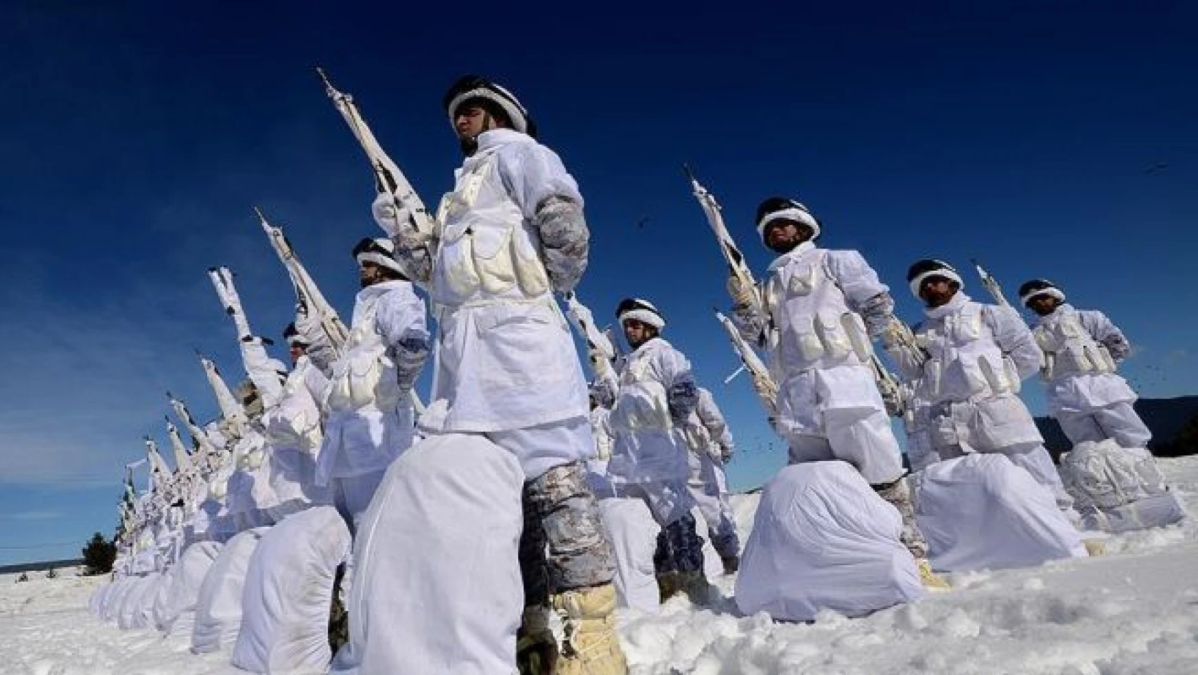 Komandolar zorlu kış eğitimini başarıyla tamamladı