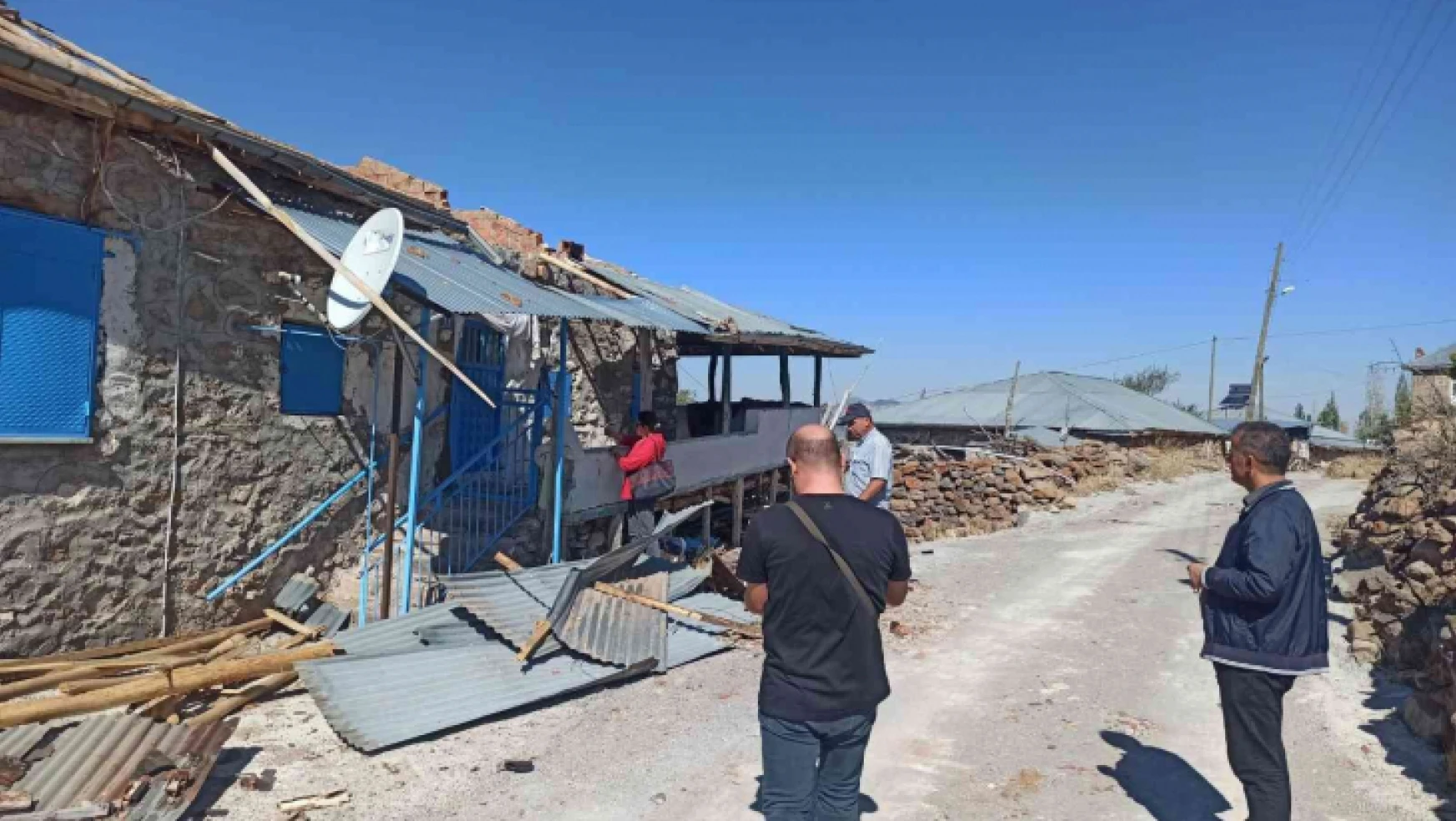Konya'da şiddetli rüzgarda çatıları hasar gören evler için çalışma başlatıldı