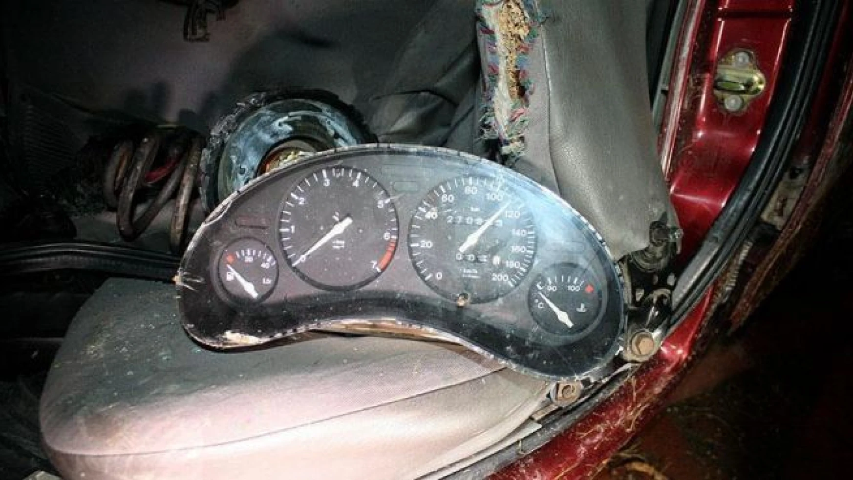 Konya'da otomobil ağaca çarptı: 1 ölü, 1 yaralı