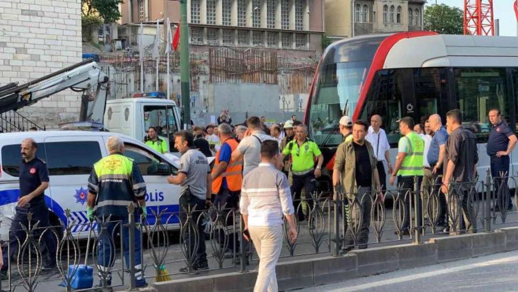 Laleli'de tramvay ile polis aracı kafa kafaya çarpıştı:3 polis yaralı