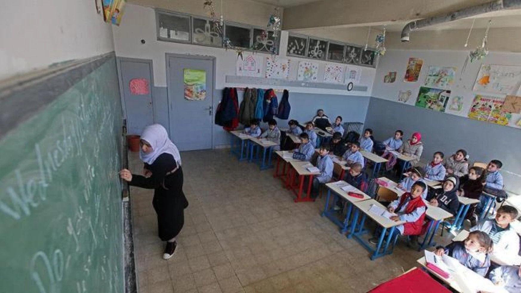 Lübnan'daki Suriyeli çocuklar zor şartlarda eğitimlerine devam ediyor
