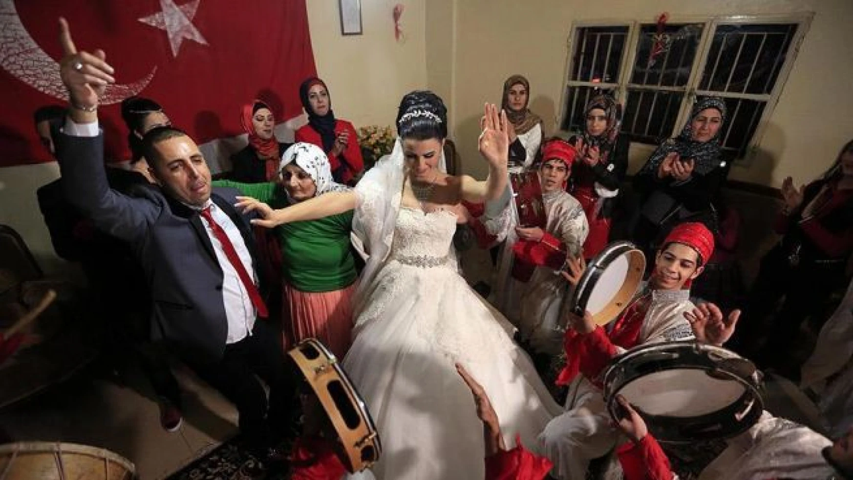Lübnan'daki Türkmen düğününde renkli anlar...