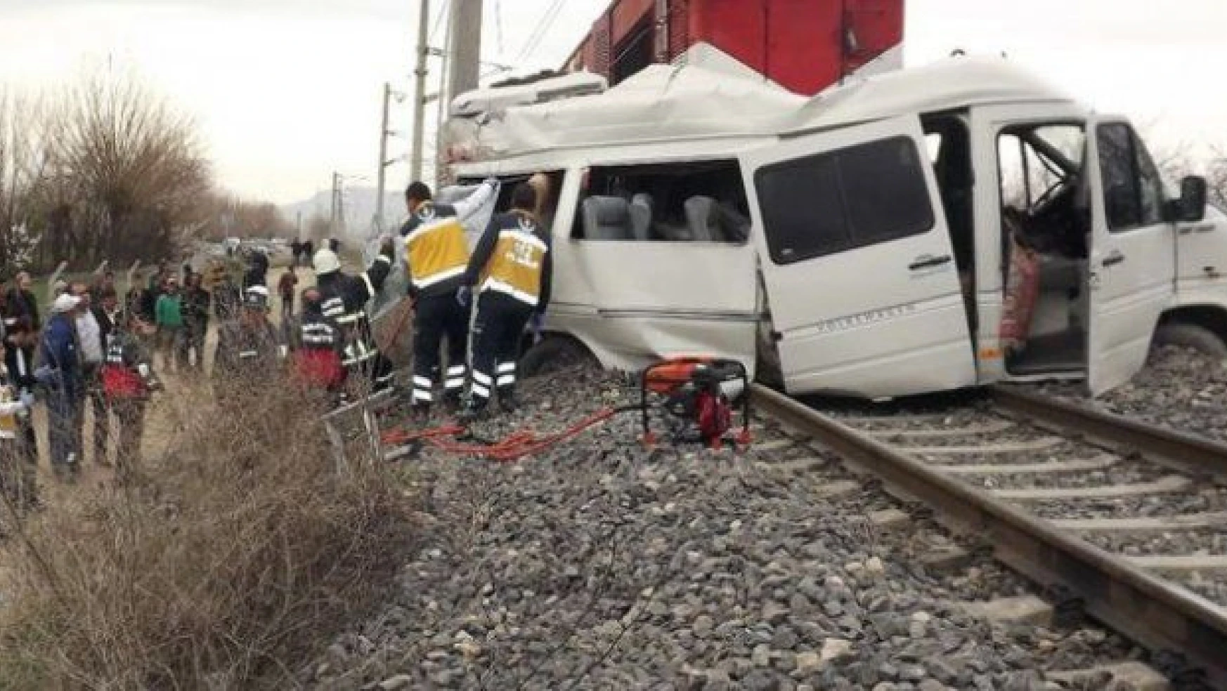 Malatya'da tren, öğrenci servisini biçti: 1 öğrenci öldü 16 öğrenci yaralandı