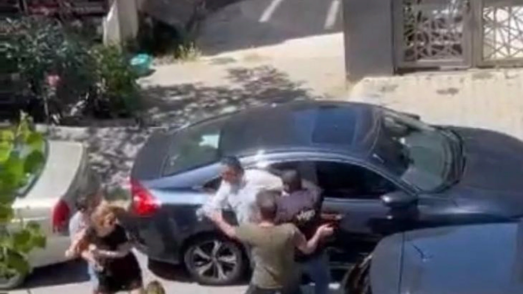 Maltepe'de kadın ile erkek sürücü arasındaki yol verme tartışması kamerada