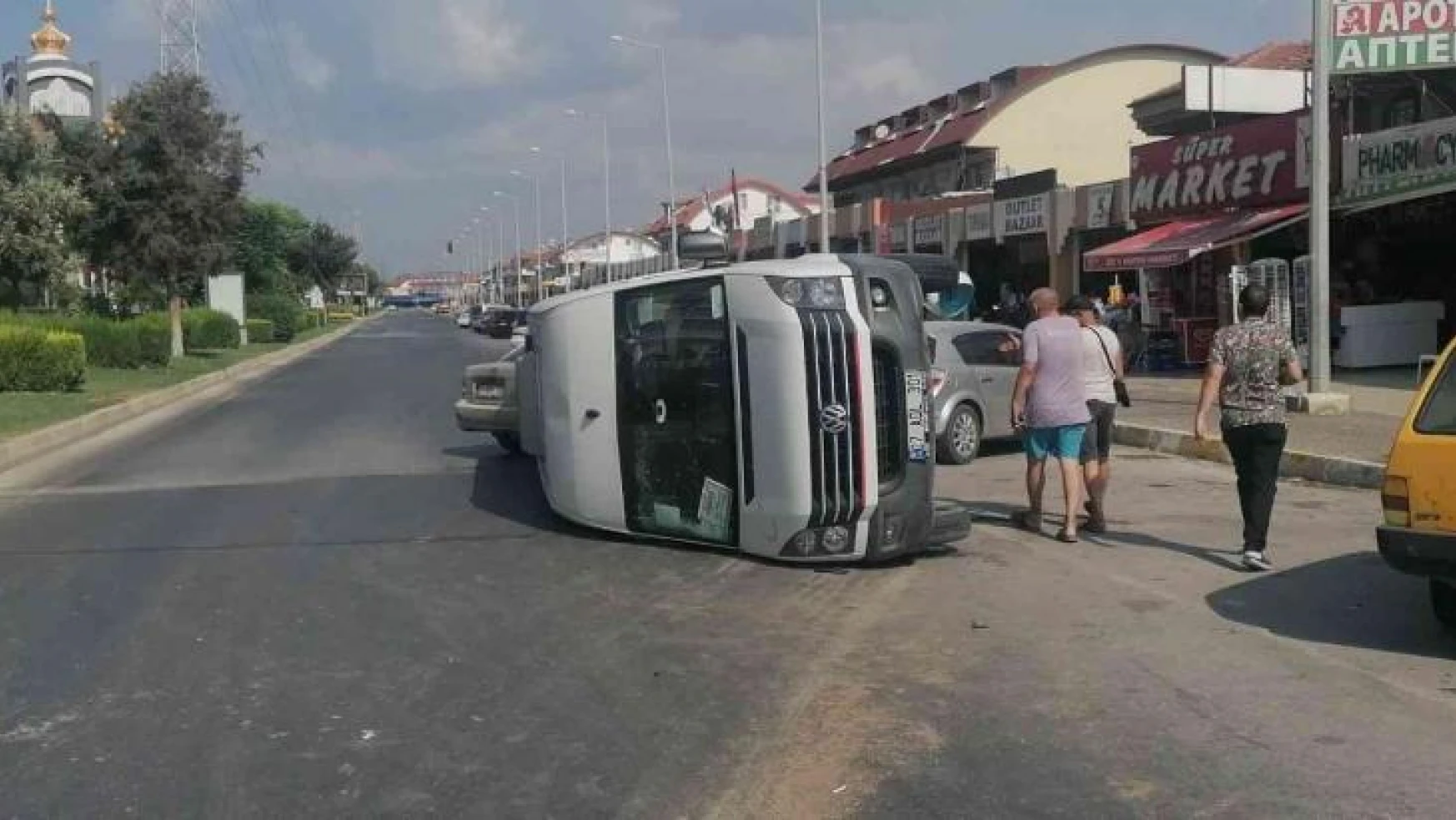 Manavgat'ta otomobiller çarpıştı, tur minibüsü 50 metre sürüklenerek devrildi