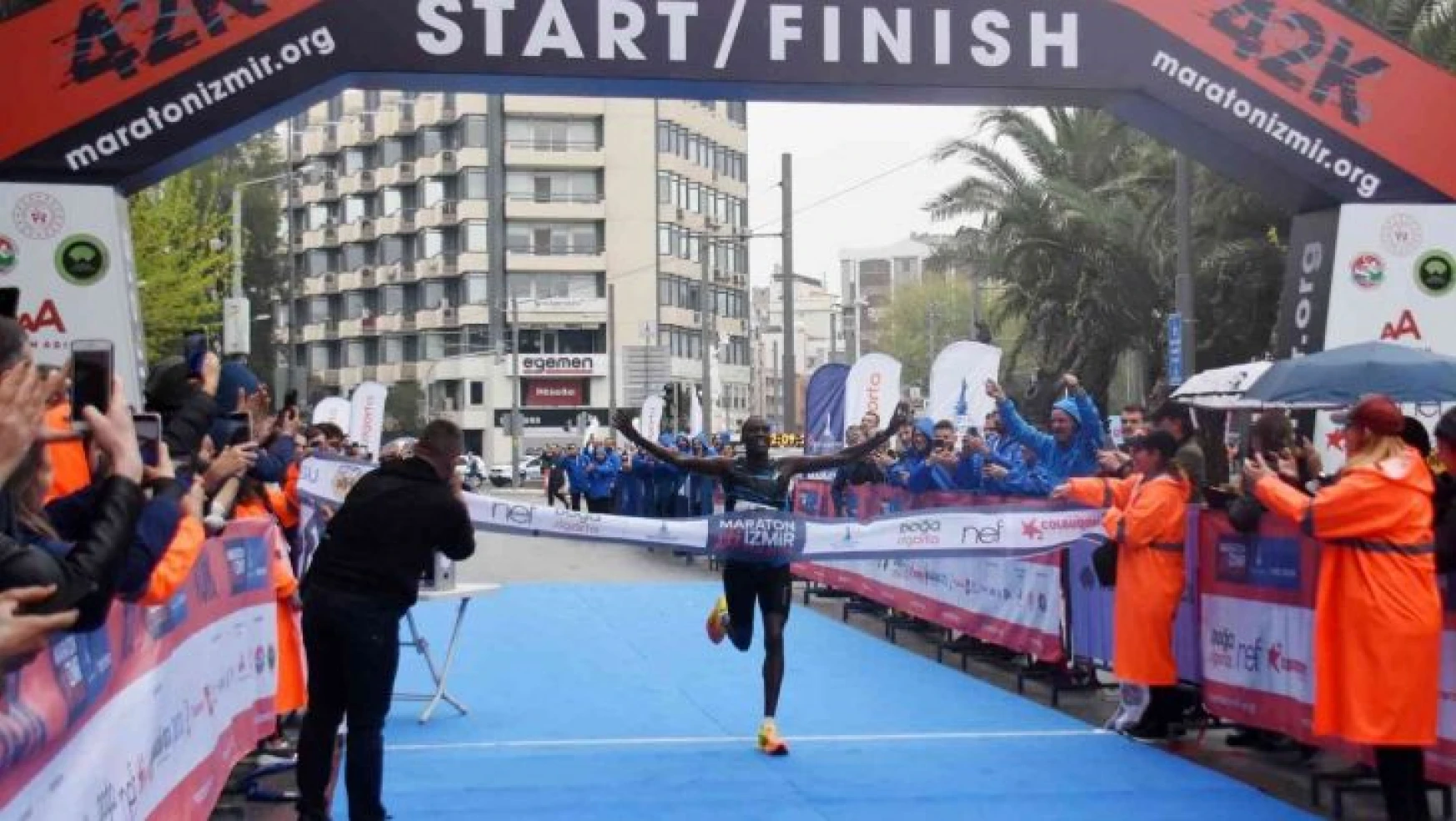 Maraton İzmir'de yeniden rekor kırıldı