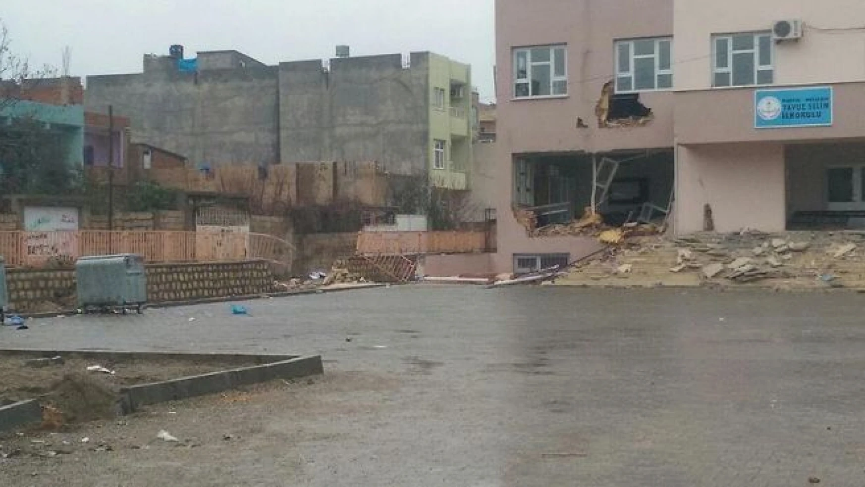 Mardin'de teröristler iş makinesiyle okula zarar verdi