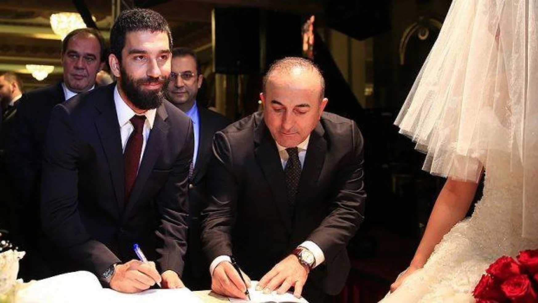 Mevlüt Çavuşoğlu ve Arda Turan nikah şahitliği yaptı