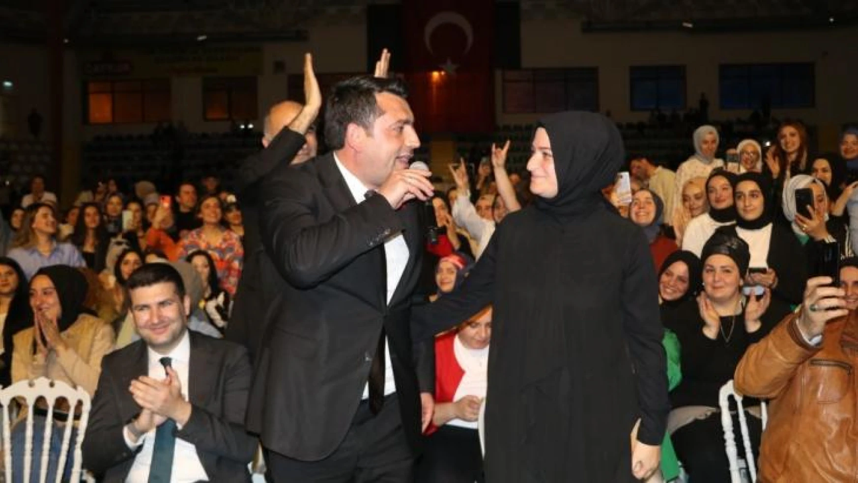 MHP İl Başkanı mikrofonu aldı, eşine şarkı söyledi