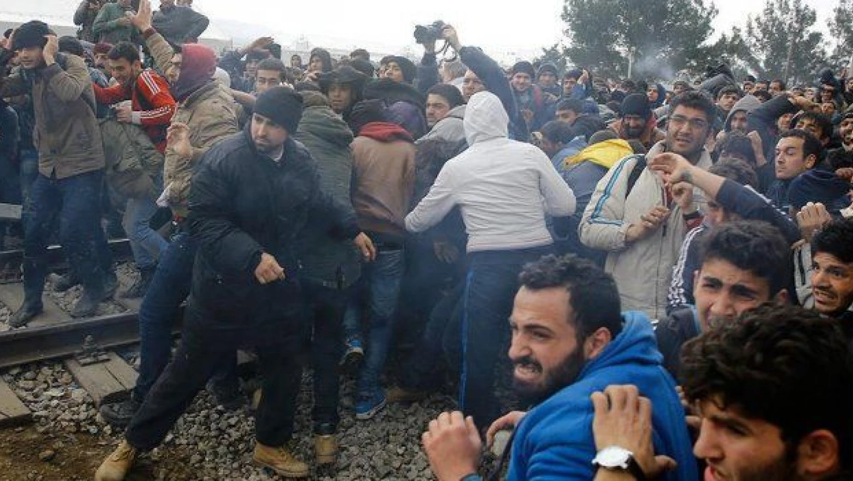 Midilli'de göçmenler ve polis arasında çatışma çıktı
