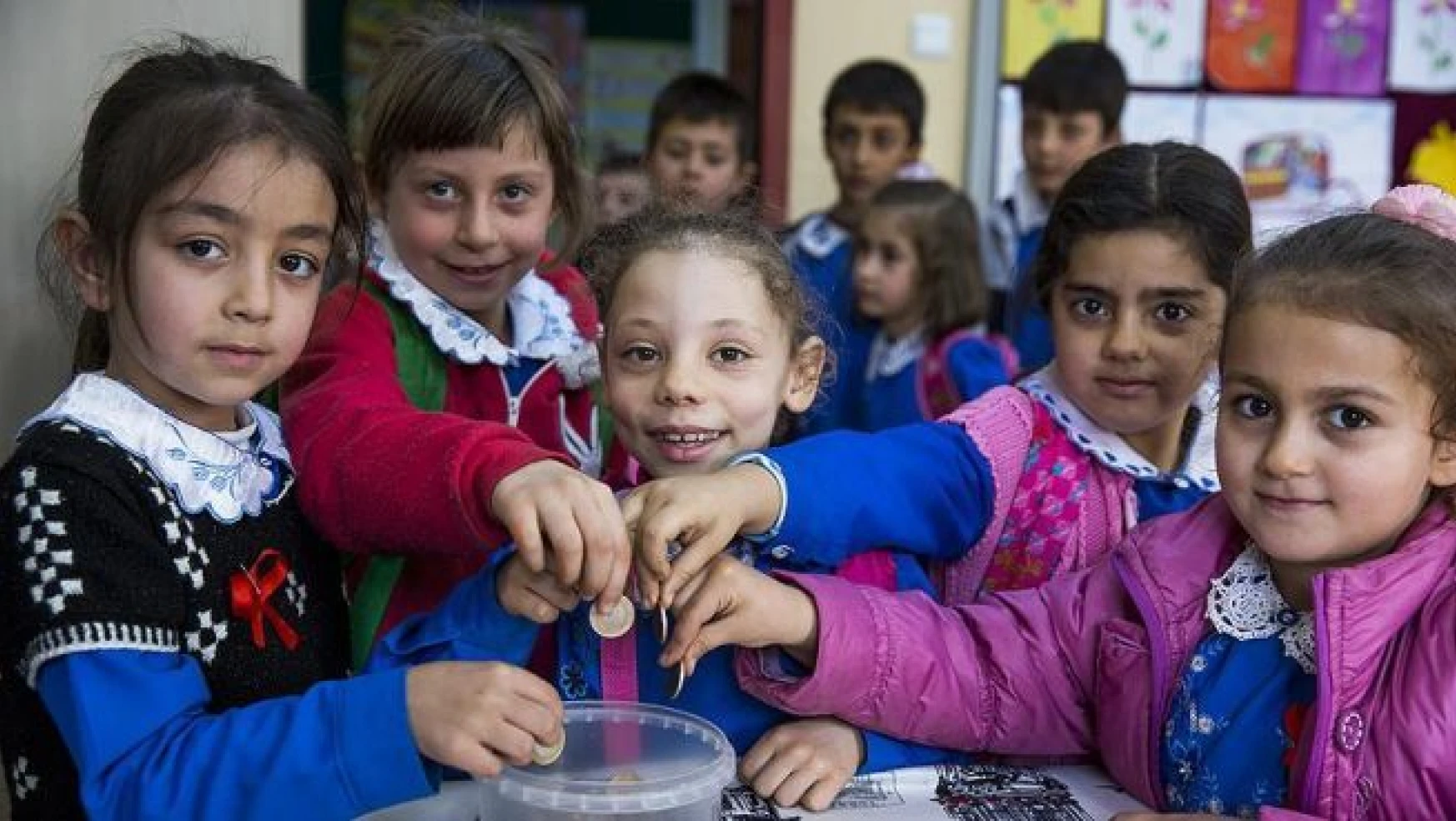 Minik öğrencilerin 'çikolata parası' Suriyeli kardeşlerine