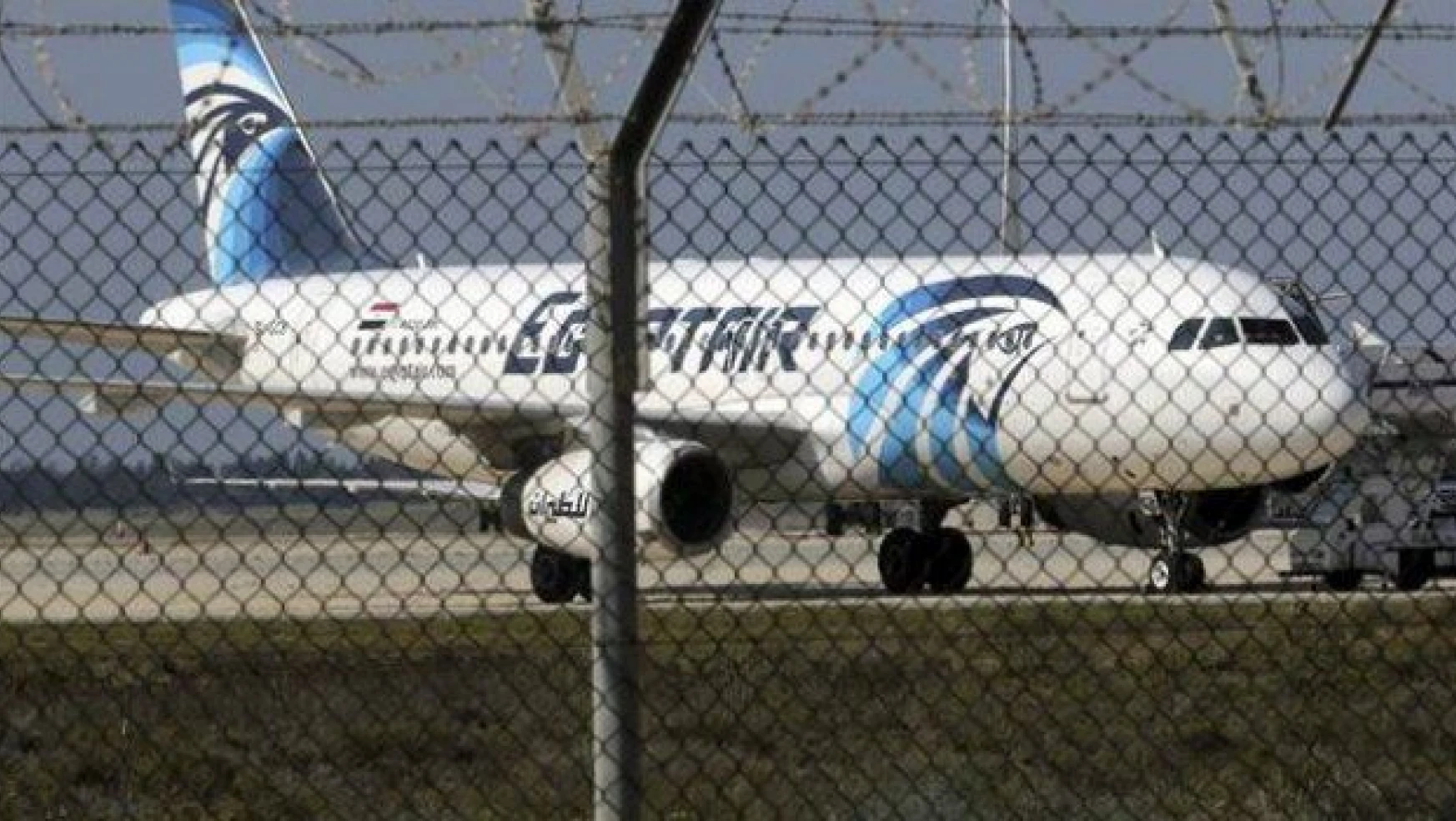 Mısır yolcu uçağını kaçıran hava korsanı teslim oldu