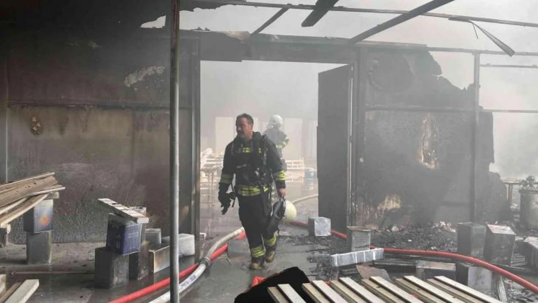 Mobilya fabrikasında çıkan yangın ekipleri alarma geçirdi