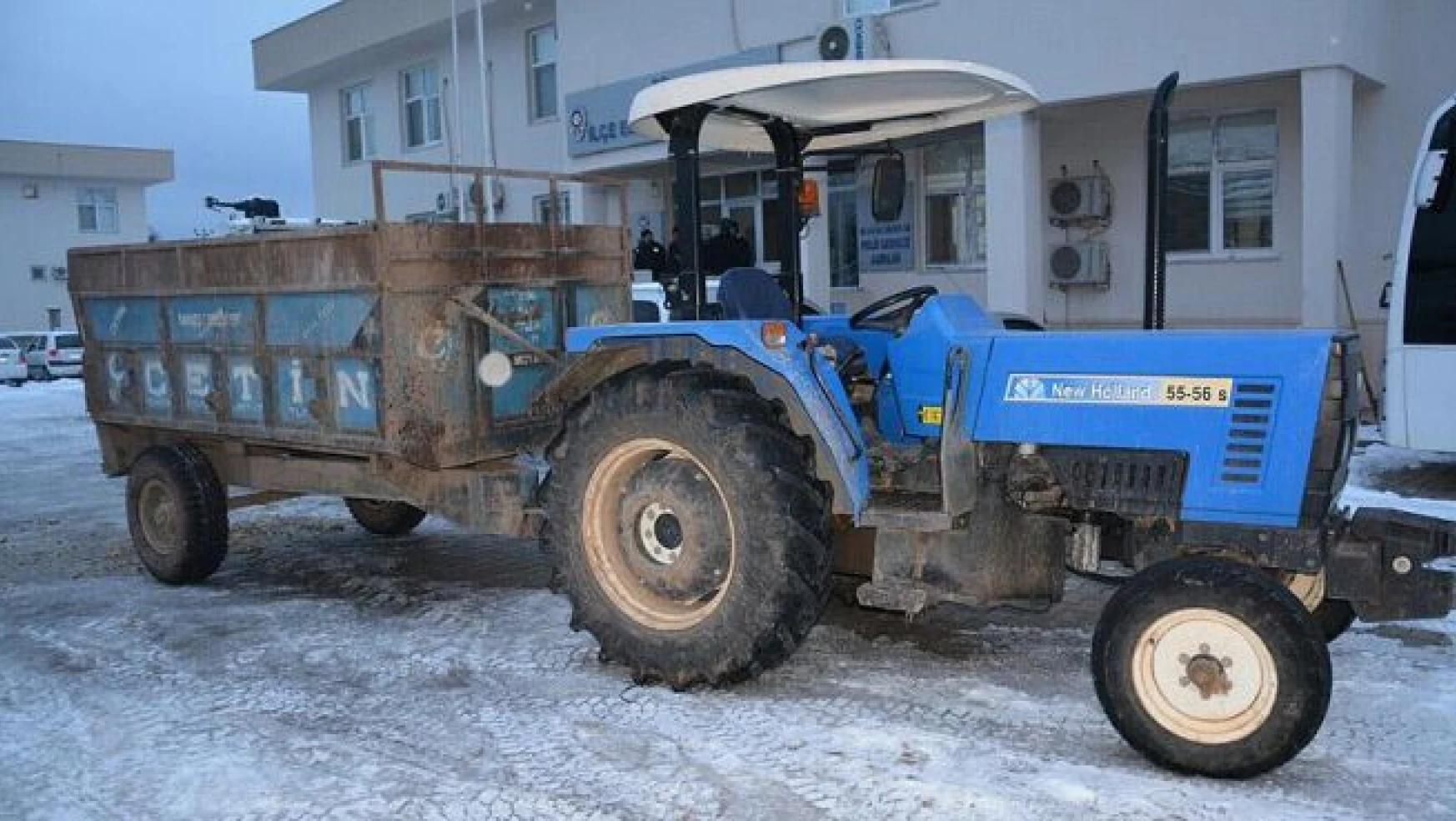 Mühimmat taşıyan traktör DBP'li belediyeyenin