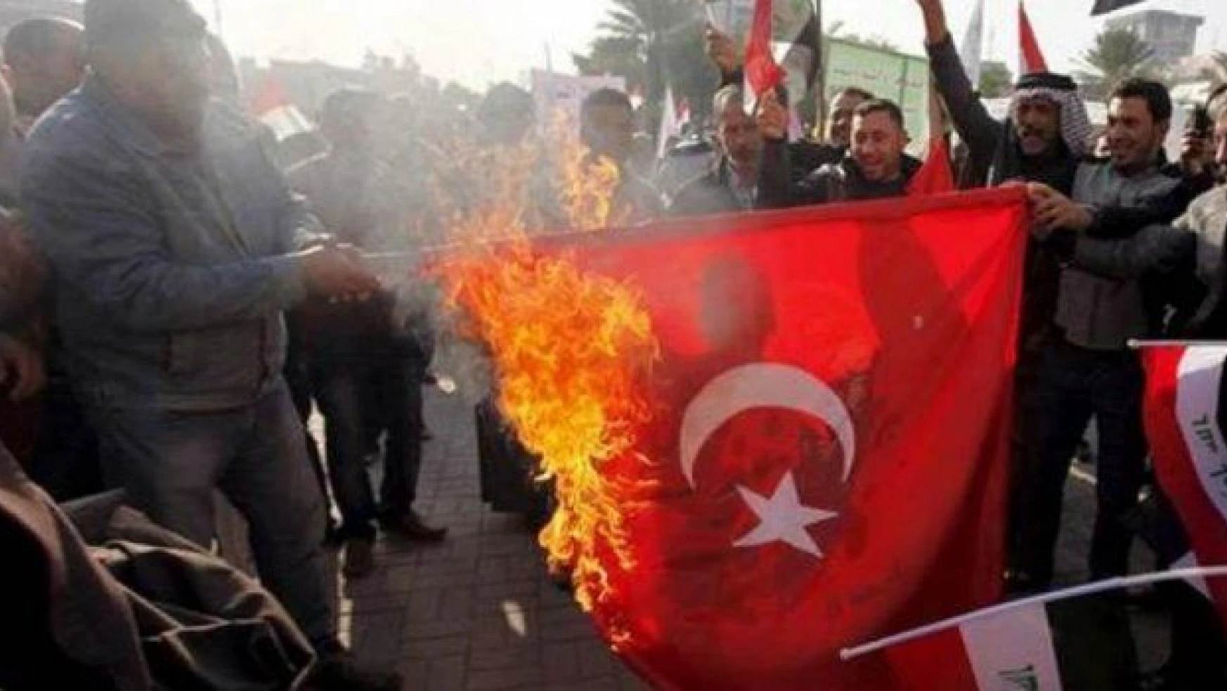 Musul'a Türk askeri gönderilmesini Türk bayrağını yakarak protesto ettiler