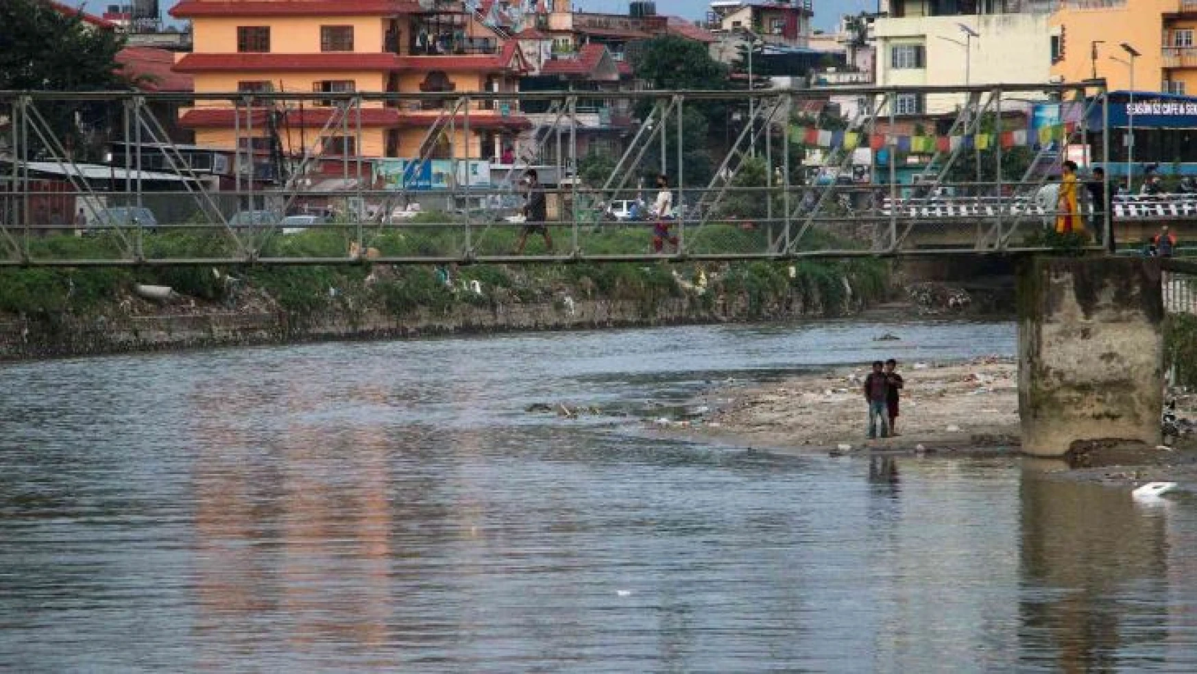 Nepal'in sembollerinden Bagmati Nehri siyaha büründü