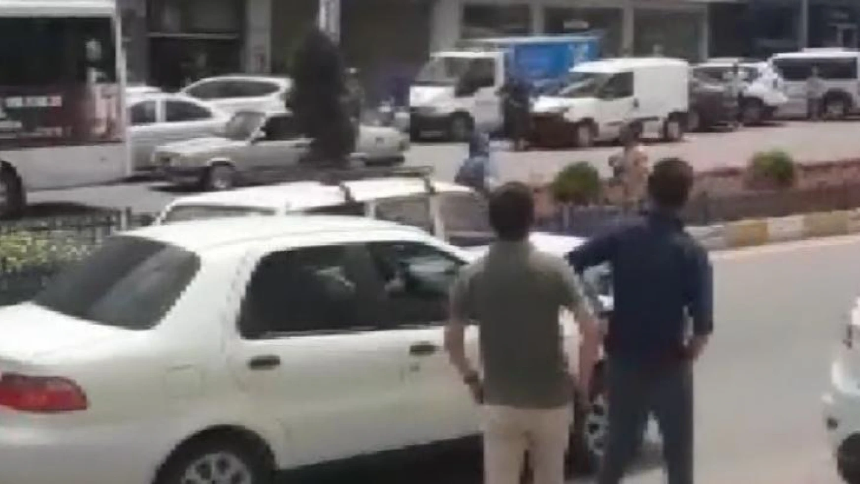 Nevşehir'de hareketli dakikalar: Polise bıçakla saldırdı
