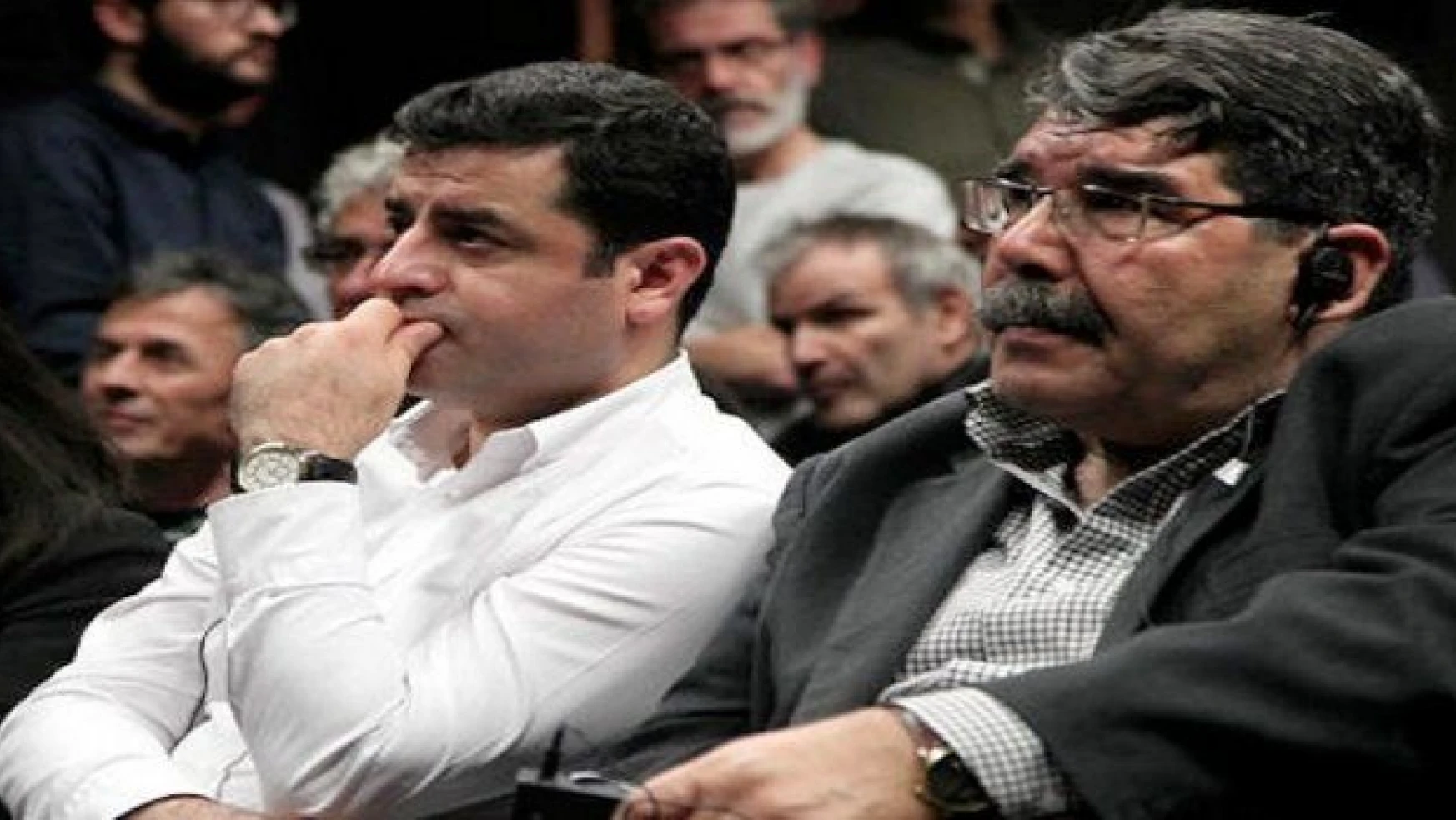 Öcalan konferansında Müslim'in yanına oturan Demirtaş safını belli etti 