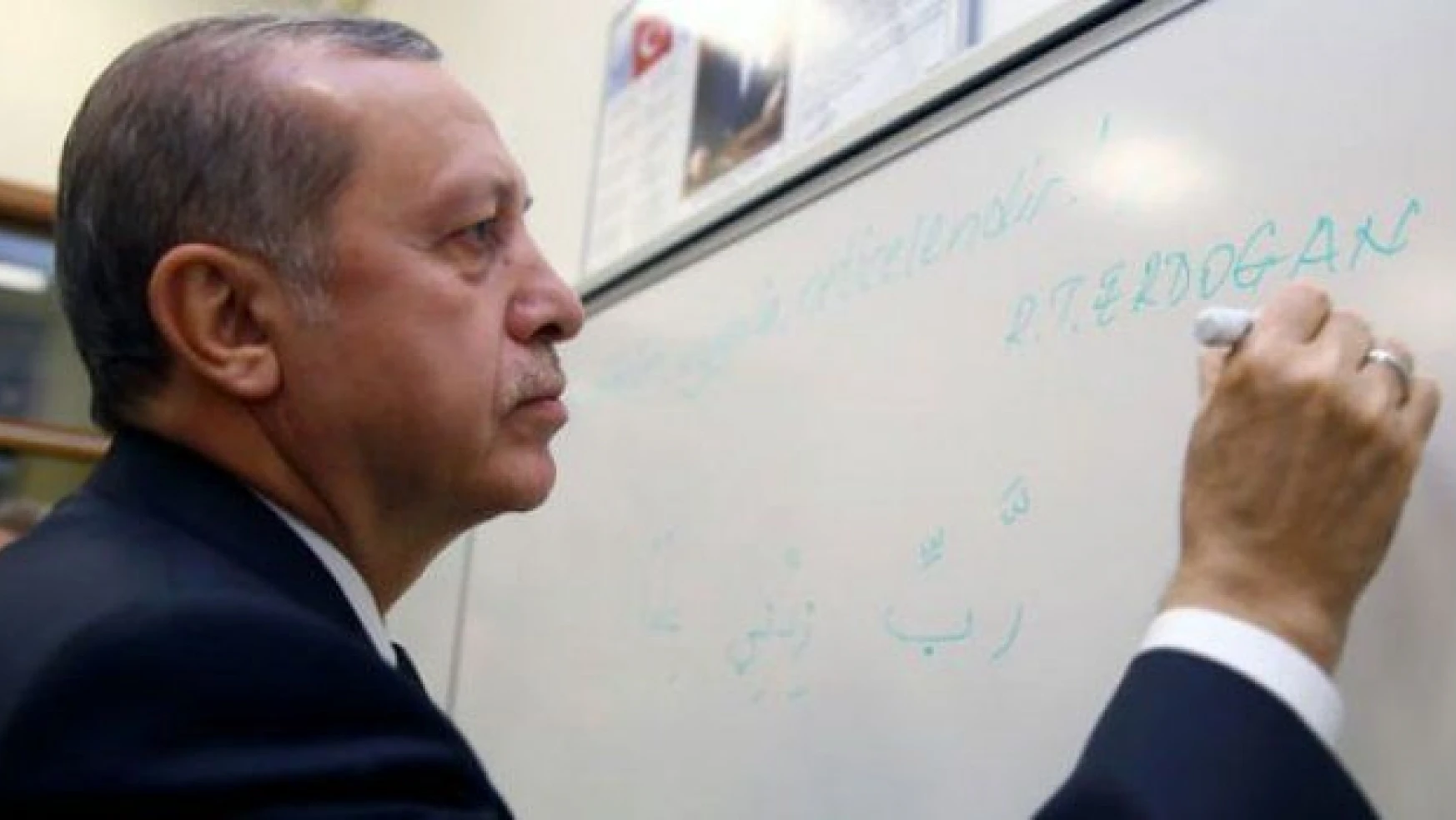 Öğrencilerle ders dinleyen Erdoğan ayrılırken tahtaya ne yazdı?