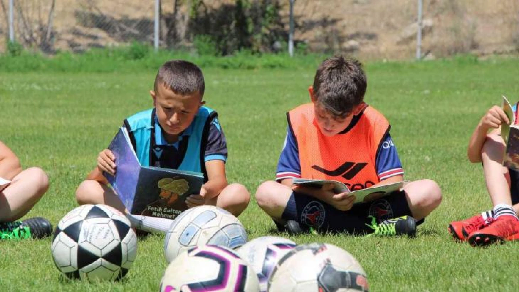 Önce kitap okuyorlar, sonra futbol oynuyorlar