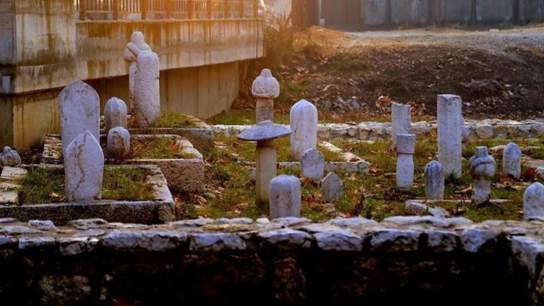 Osmanlı mirası mezar taşları gün yüzüne çıkarılıyor