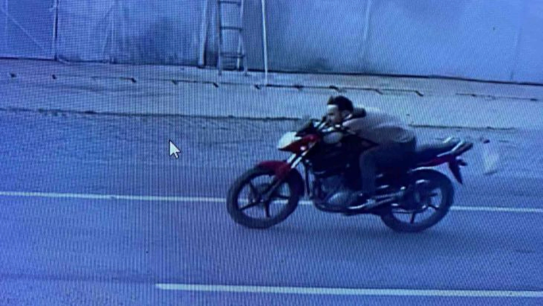 Otomobille gelen hırsızlar 50 bin liralık motosikleti çaldı o anlar güvenlik kamerasına yansıdı