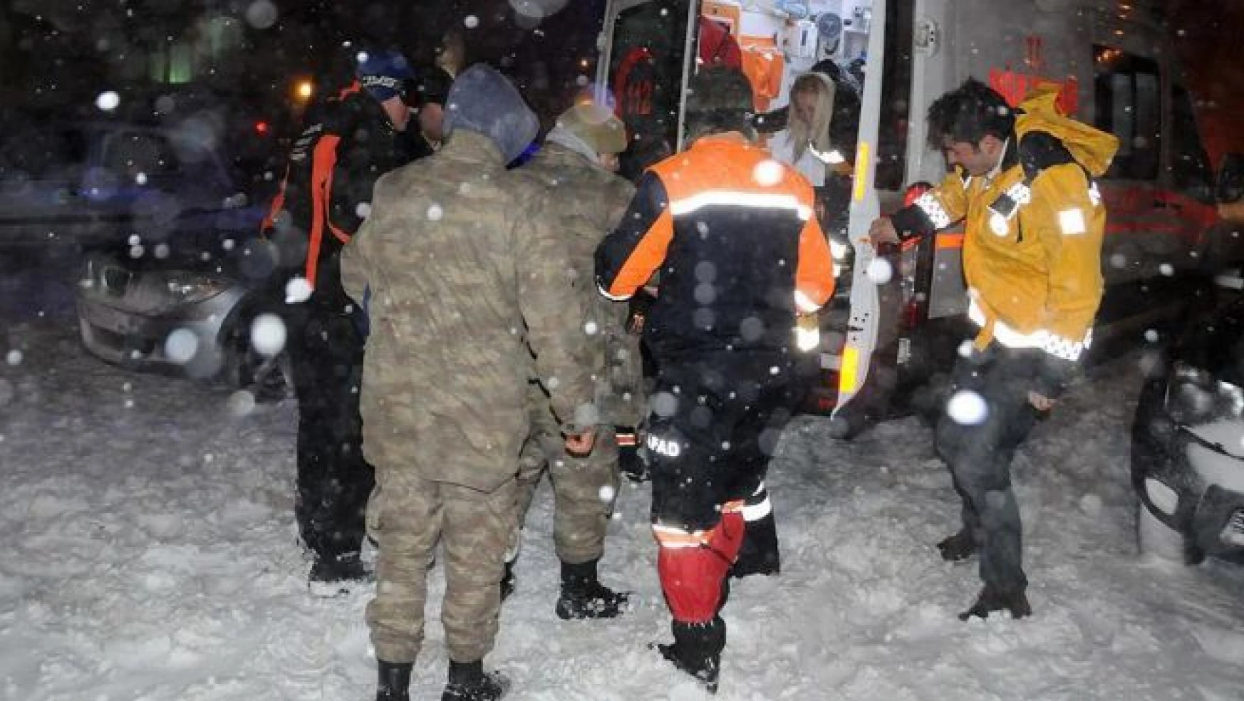 Palandöken'de nöbet kulübesine çığ düştü: 1 asker yaralı