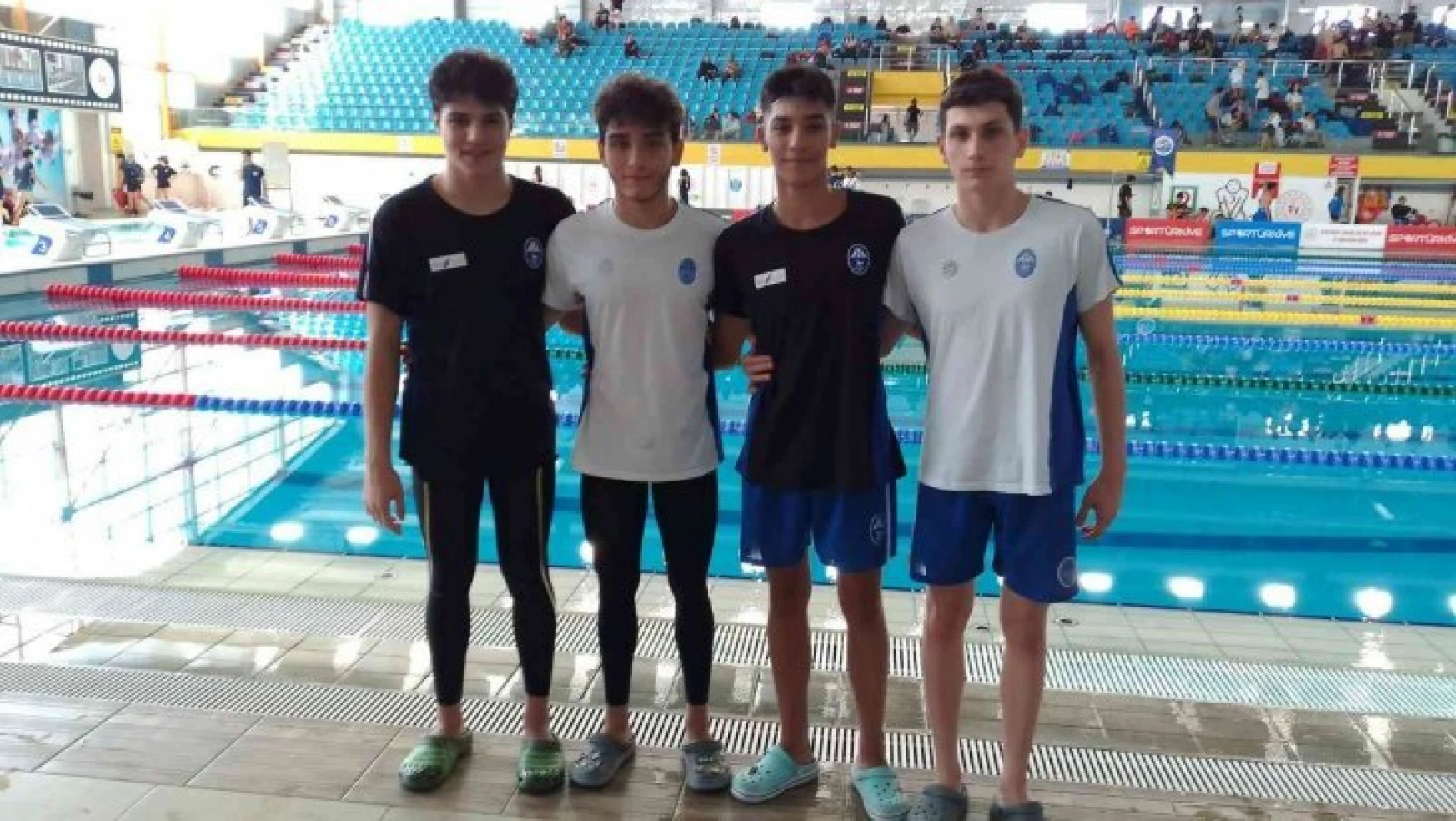 Paletli Yüzme Şampiyonası'nda dereceye giren yarışmacılara ödülleri verildi