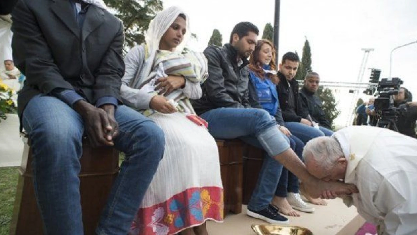 Papa Müslüman göçmenin önce ayaklarını yıkadı sonra öptü