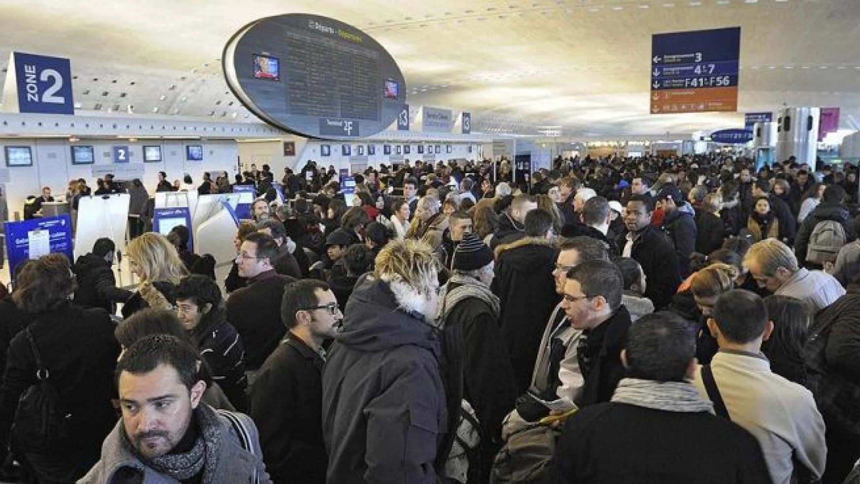 Paris'teki havalimanınlarında polislerden iş yavaşlatma eylemi