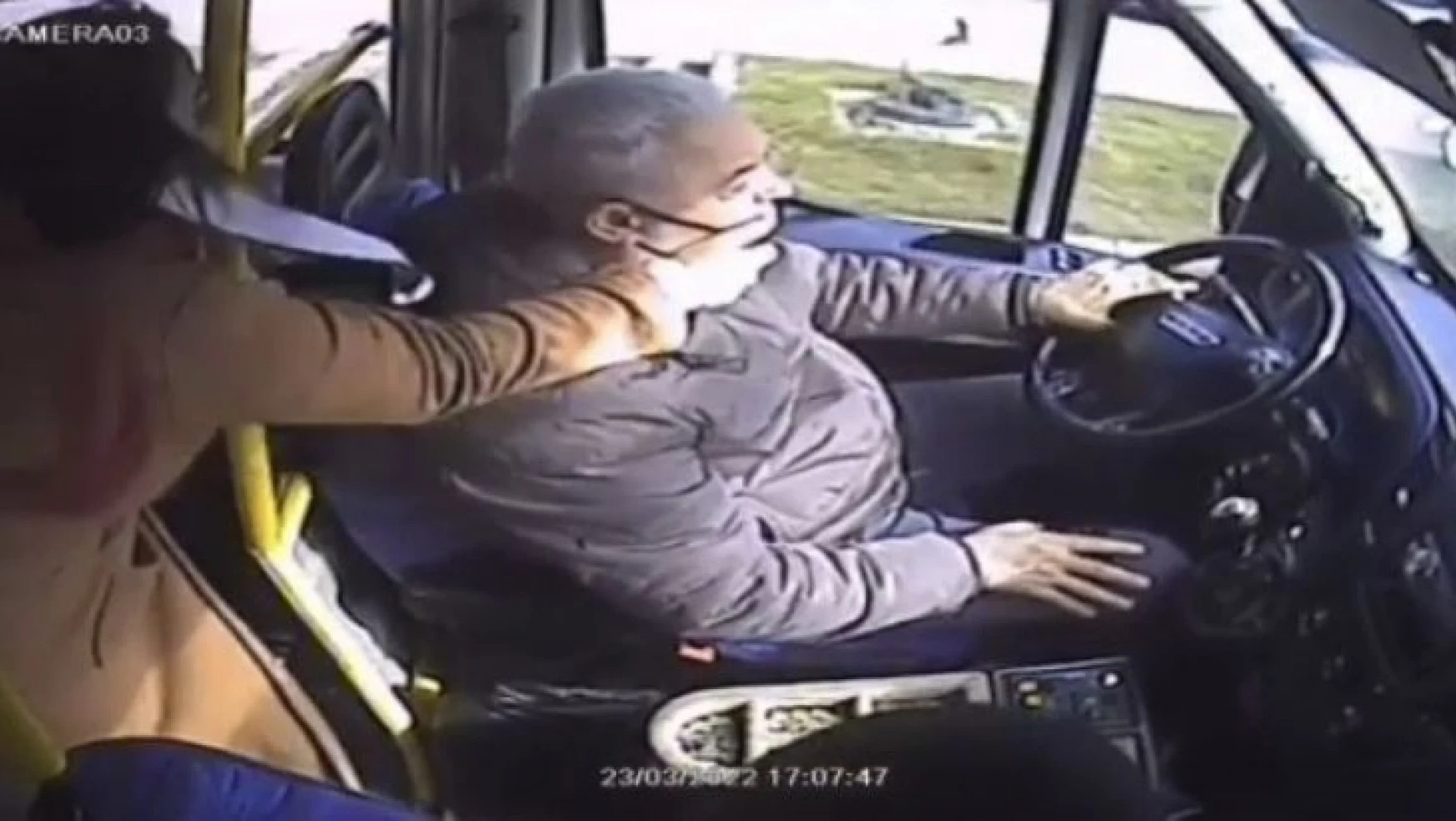 Pendik'te kadın yolcudan minibüs şoförüne Will Smith tokadı