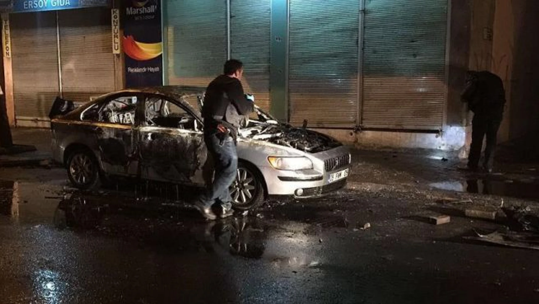 PKK yandaşları Bağlar ilçesinde bir otomobil yaktı