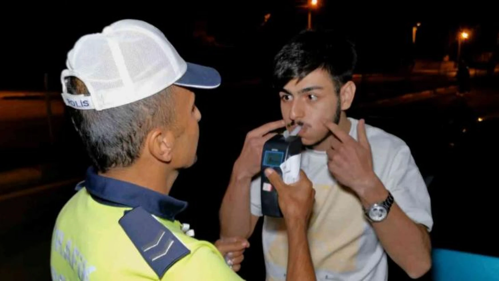 Polisin alkollü sürücü ile imtihanı: Alkolmetreyi üflemek istemedi, cezayı duyunca ikna oldu
