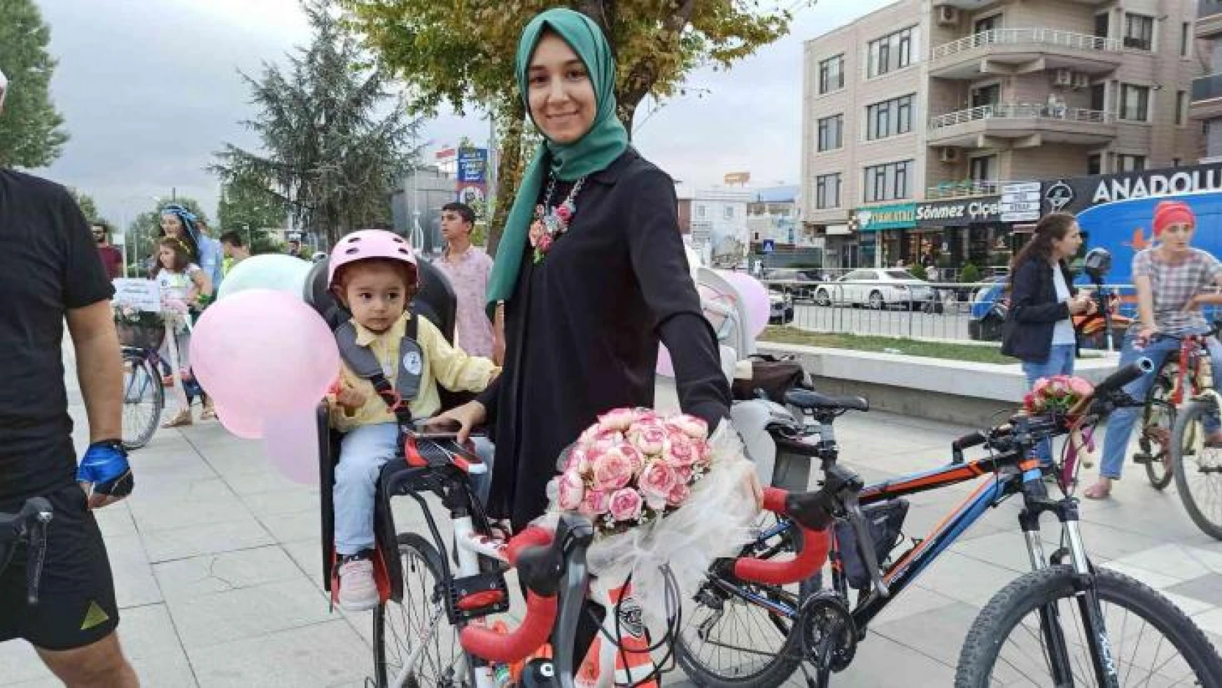 Rengarenk süslenen bisikletlerle şehir turu attılar