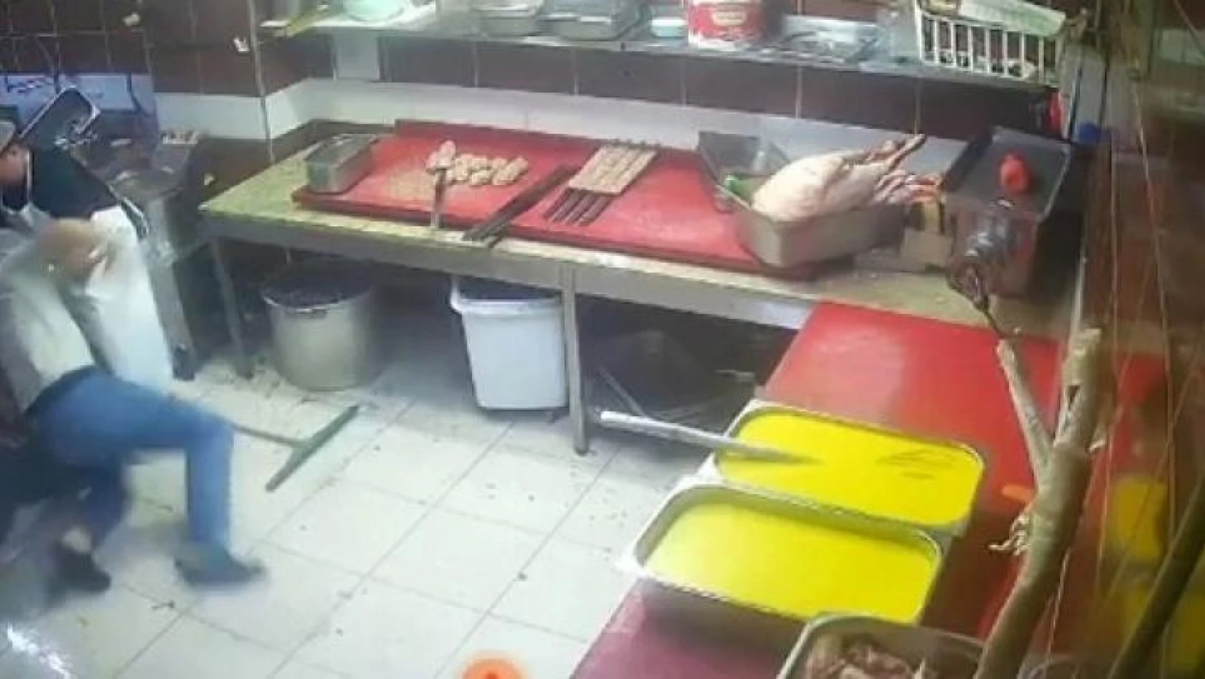 Restoran çalışanları mutfak malzemeleri ile birbirine saldırdı