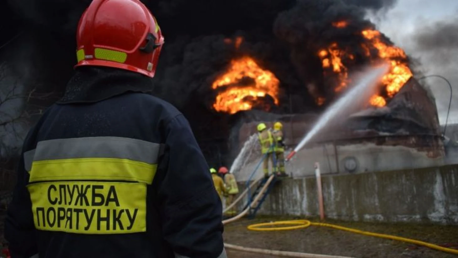 Rivne'de vurulan yakıt deposundaki yangın 3 gündür söndürülemiyor