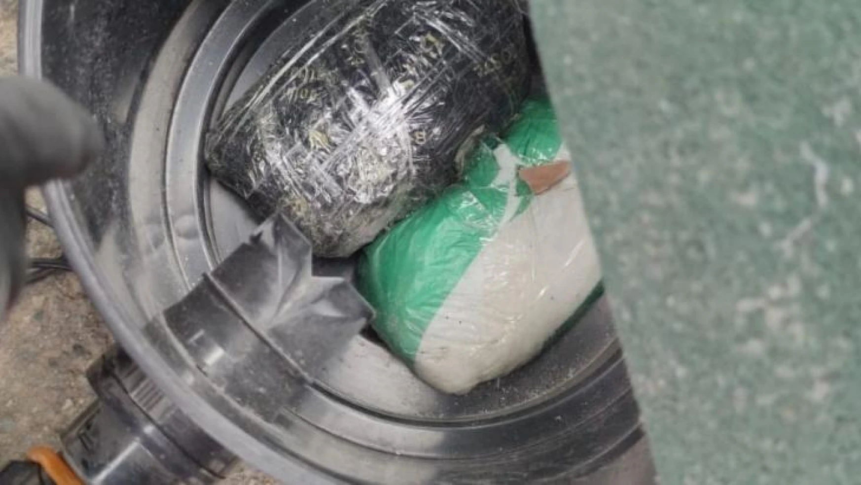 Rize'de arama yapılan aracın bagajındaki elektrikli süpürgeden uyuşturucu çıktı